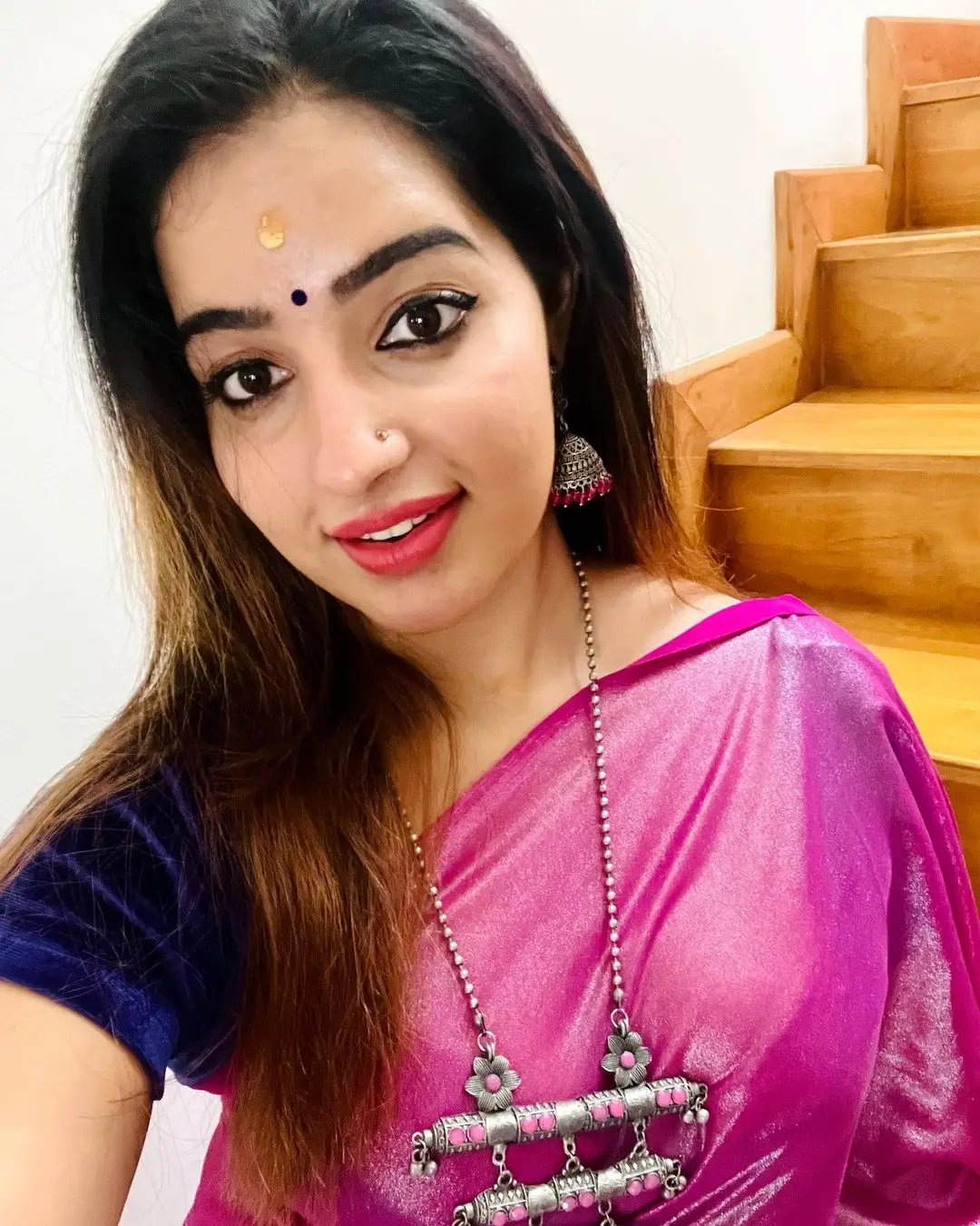 malayalam actress malavika menon in pink saree blue blouse